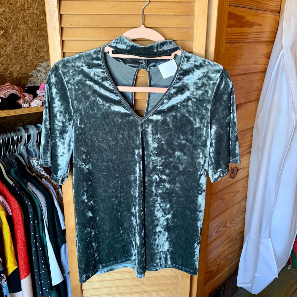 💕 NWT Karlie V-Neck Velvet Top 💕
